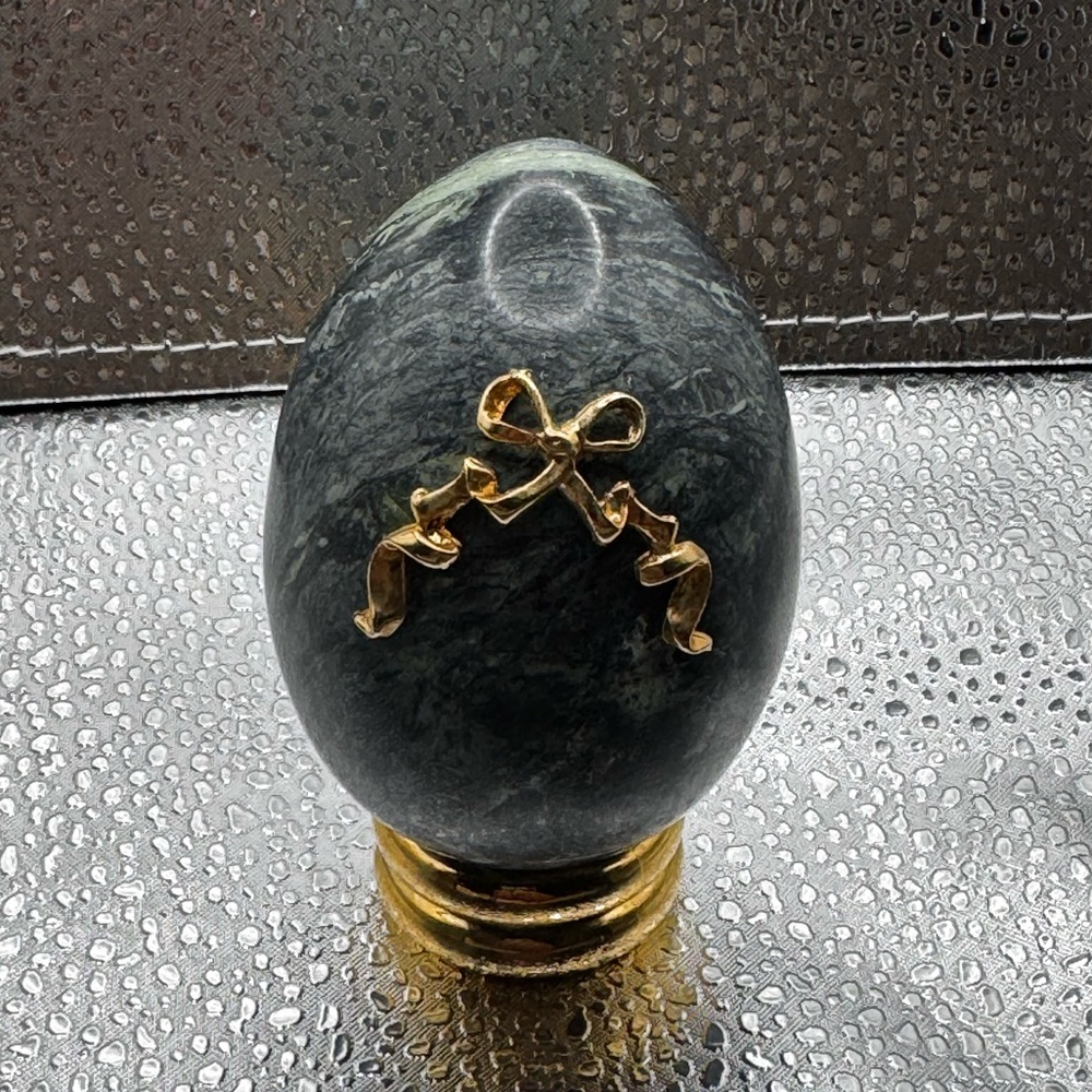 Marble with ribbon franklin mint egg collectable